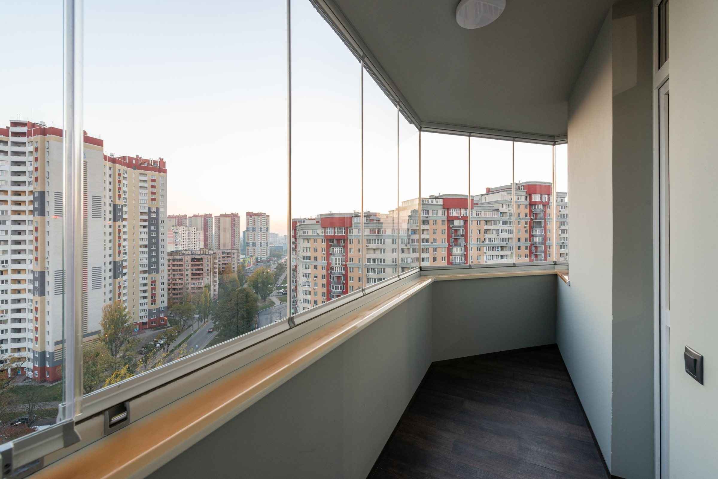 Apartman balkonunu saran çerçevesiz katlanır cam balkon sistemi