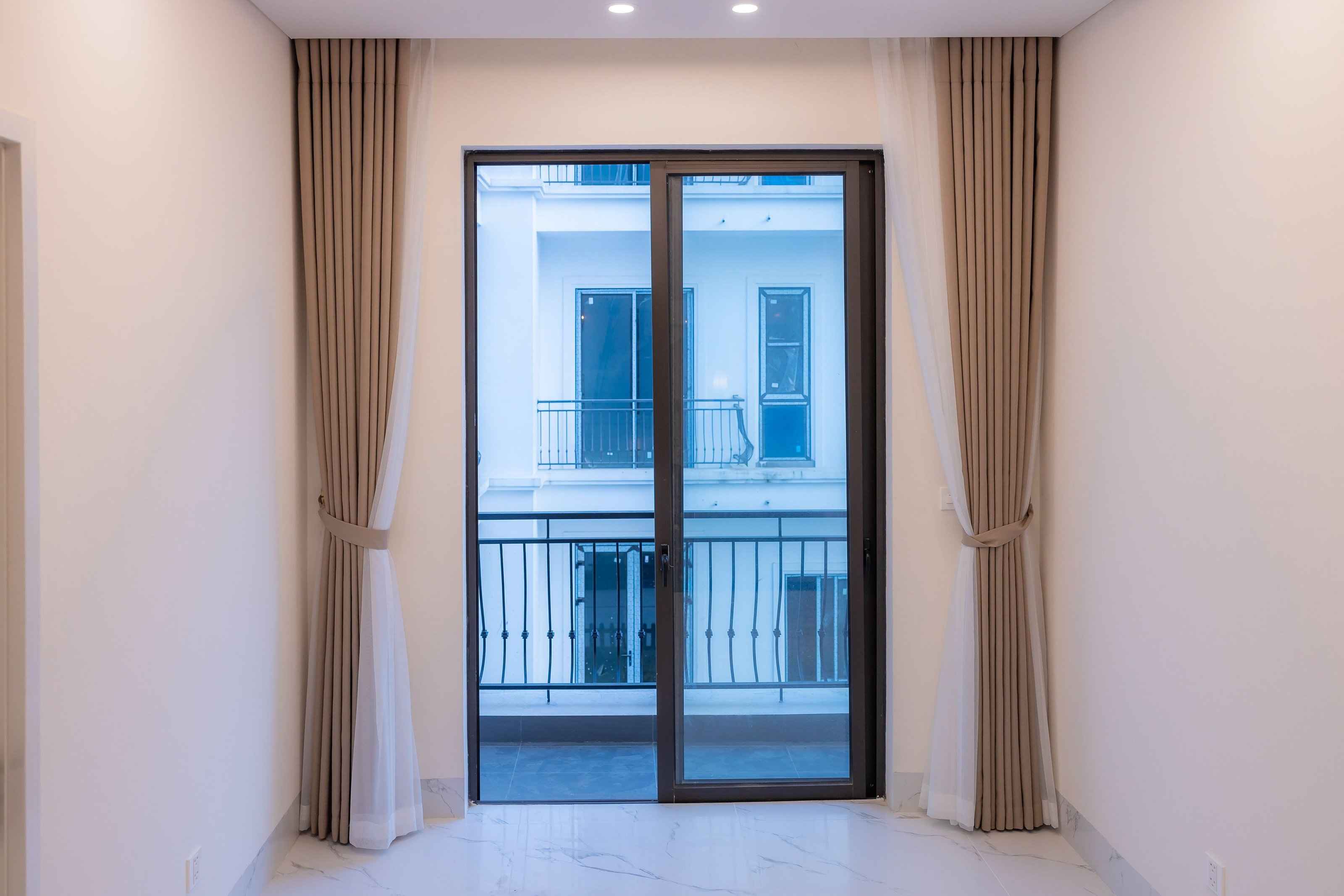Perdeli odada antrasit alüminyum çerçeveli sürme balkon kapısı