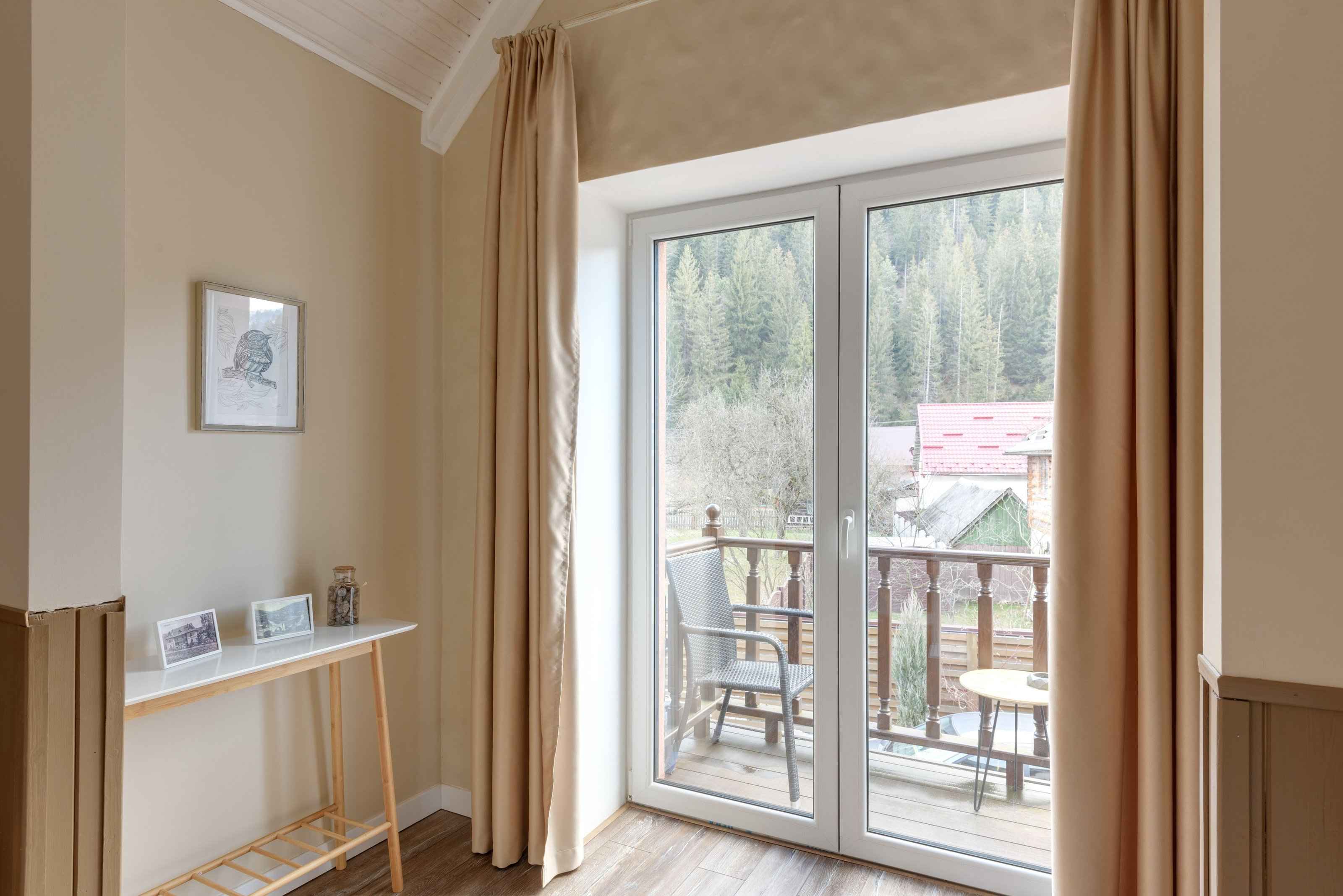 Bej duvarlı odada beyaz PVC çift kanatlı balkon kapısı